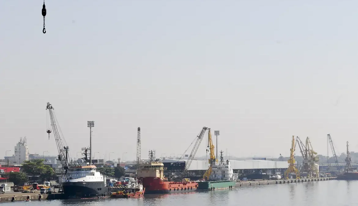 A queda de preços da soja e do petróleo e o feriado de Semana Santa fizeram o superávit da balança comercial cair em março