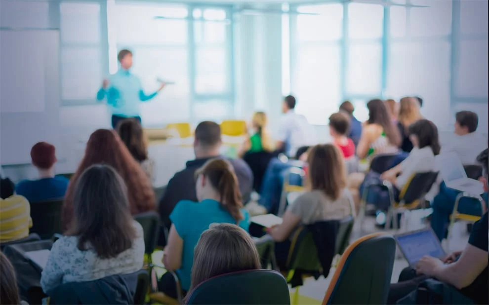 No Brasil,o modelo de curso, denominado Programa de Especialização Docente (PED), é oferecido por uma rede de universidades públicas