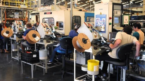 IBGE: Produção industrial cresce em 10 dos 15 locais pesquisados em fevereiro 8 IBGE: Produção industrial cresce em 10 dos 15 locais pesquisados em fevereiro