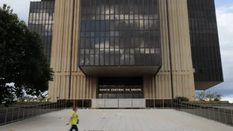 Contas externas têm saldo negativo de US$ 4,4 bilhões em fevereiro 8 Contas externas têm saldo negativo de US$ 4,4 bilhões em fevereiro