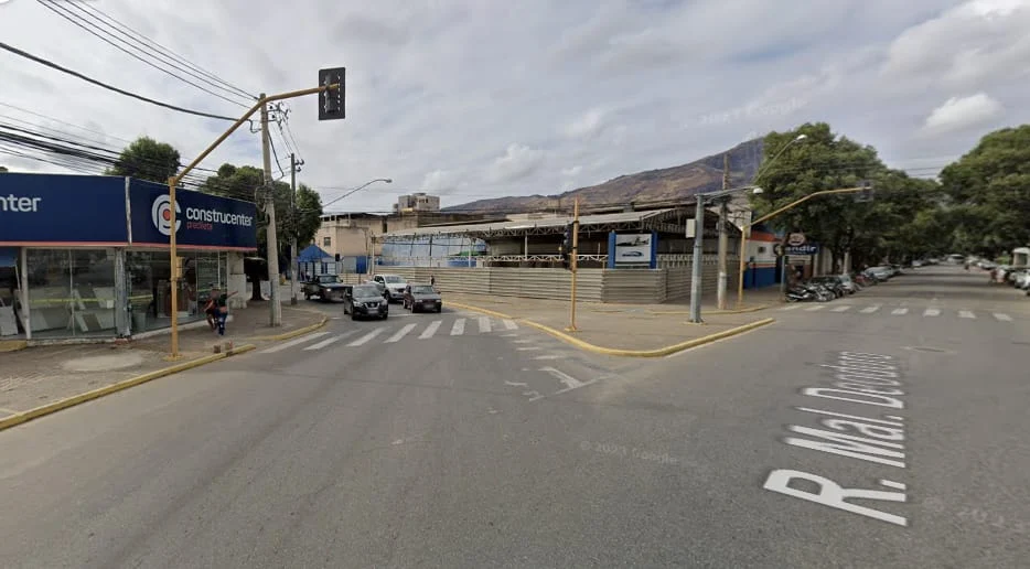 Rua Sete de Setembro volta ser mão dupla a partir de 15 de maio 1 Este canteiro, que funciona como uma ilha, na Marechal Deodoro, será demolido