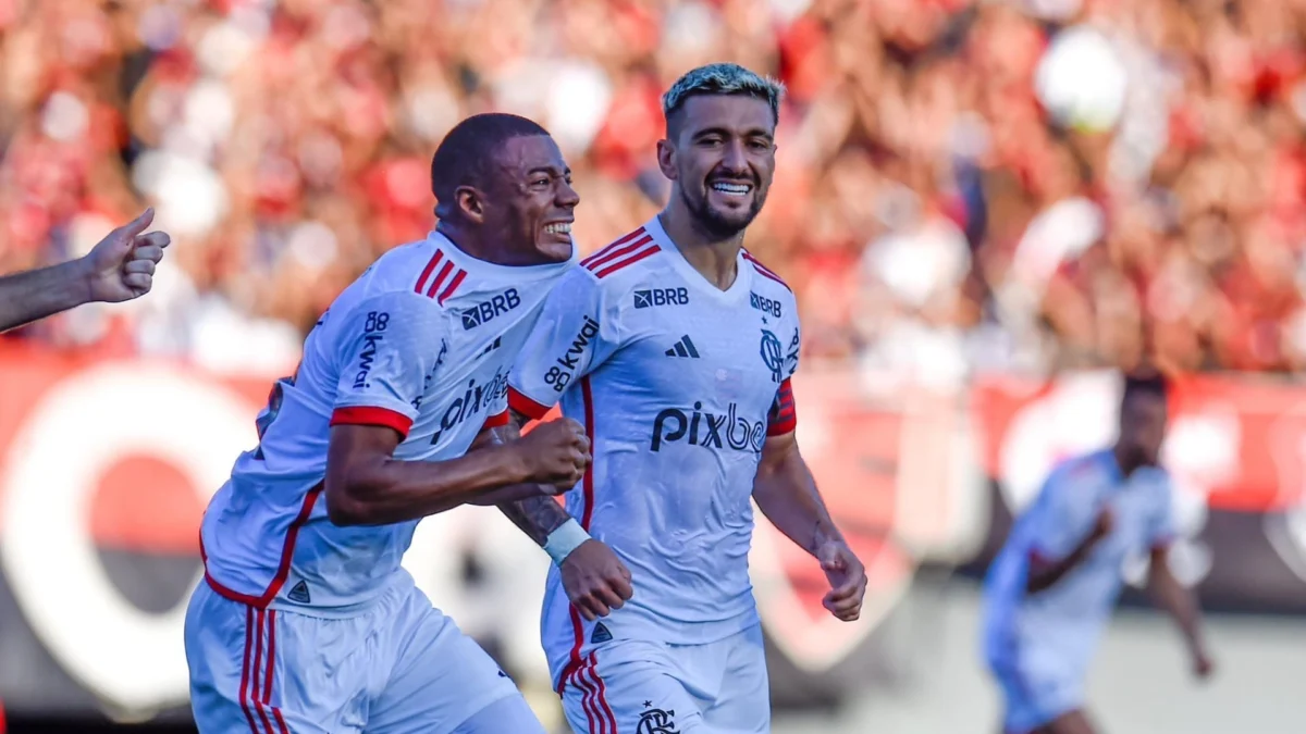 Fla marca no fim e vence Atlético-GO na estreia do Brasileirão 1 Em um jogo repleto de polêmicas, o Flamengo bateu o Atlético-GO por 2 a 1, neste domingo (14)