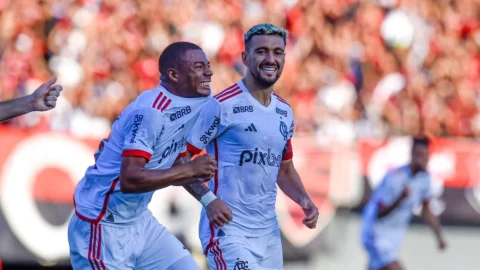 Fla marca no fim e vence Atlético-GO na estreia do Brasileirão 8 Fla marca no fim e vence Atlético-GO na estreia do Brasileirão
