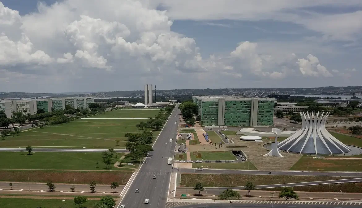 Governo propõe negociar reajuste com cada categoria de servidores 1 O objetivo é discutir, ao mesmo tempo, recomposição salarial e reestruturação com cada carreira individualmente
