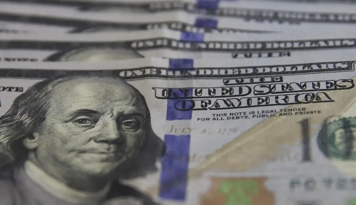 Num dia de nervosismo no mercado global, o dólar fechou no maior nível em quase seis meses