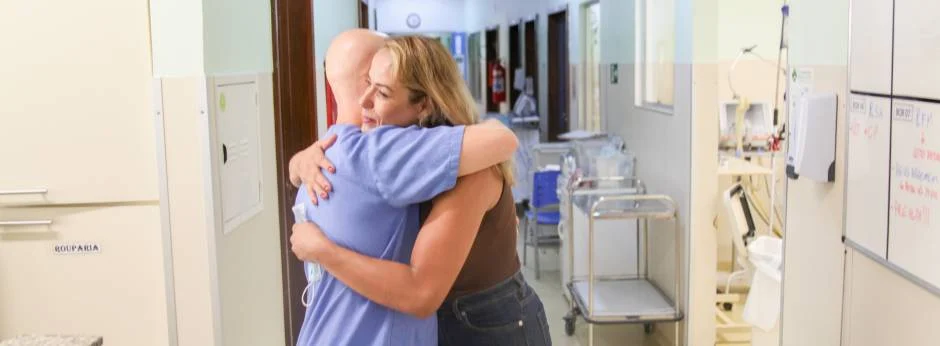 Após dengue grave, ex-paciente retorna ao Hospital Eduardo de Menezes para agradecer equipe 1 Alguns dias após a alta, a ex-paciente voltou à unidade para agradecer à equipe que cuidou dela nesse momento tão delicado