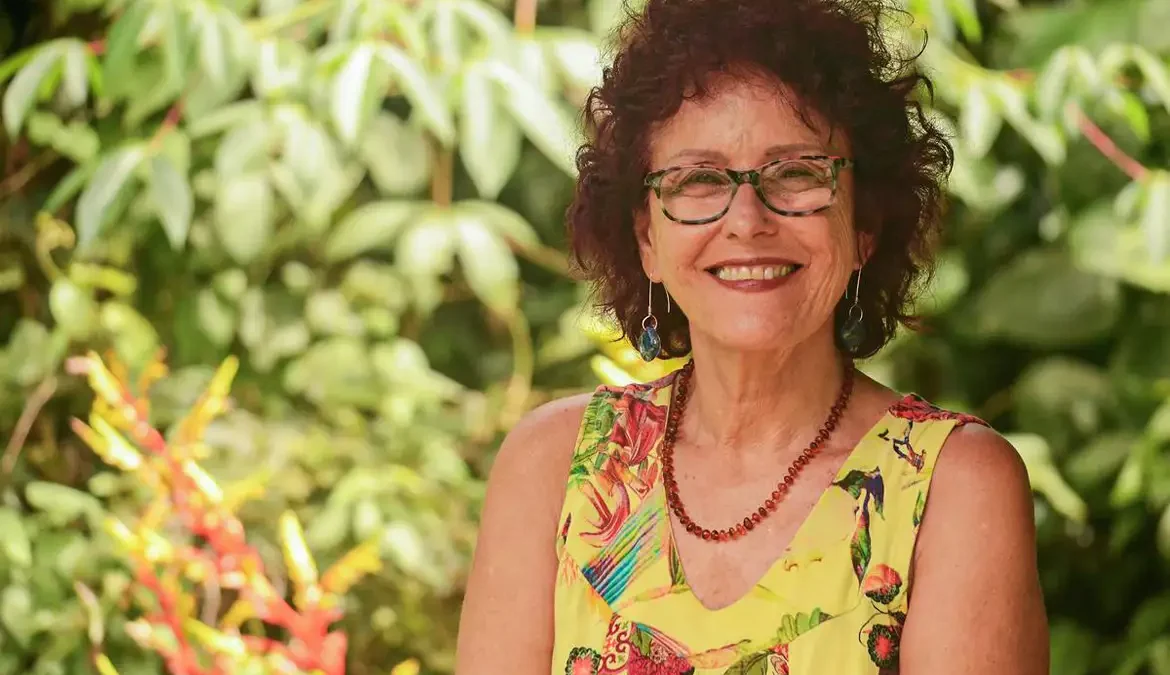 A escritora e poetisa Roseana Murray, de 73 anos, foi atacada nesta quinta-feira (5) por três cães da raça pitbull