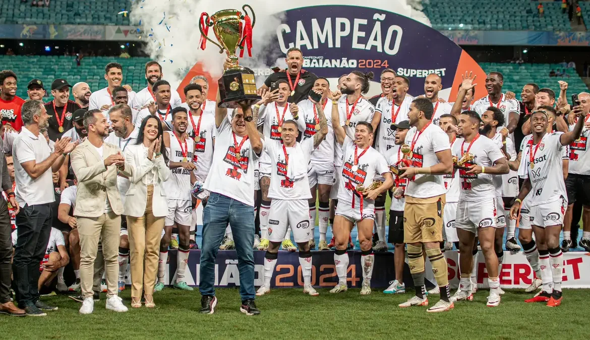 Vitória empata clássico e volta a ser campeão baiano após sete anos 1 Cinco meses após voltar à elite do Campeonato Brasileiro, o torcedor do Vitória pôde celebrar o primeiro título baiano do clube após sete