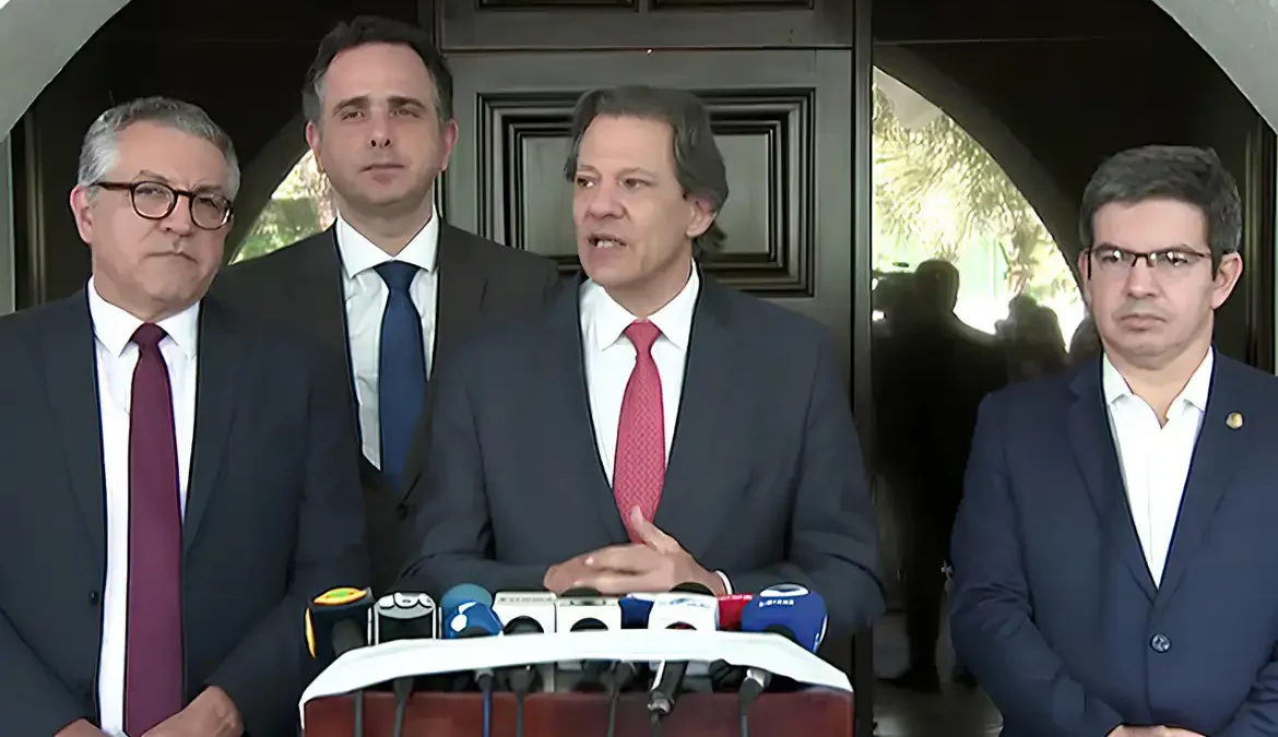 Haddad quer enviar projeto da dívida dos estados após voltar dos EUA 1 Haddad reuniu-se no início desta tarde com o presidente do Senado, Rodrigo Pacheco, para discutir a pauta econômica no Congresso