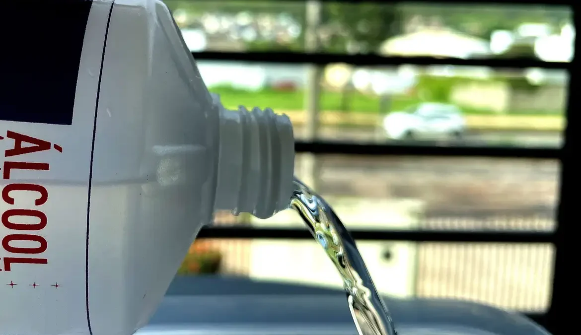 Venda de álcool líquido volta a ser proibida a partir do dia 29 1 O prazo final previsto pela Agência Nacional de Vigilância Sanitária para a comercialização de álcool líquido é o dia 29 de abril