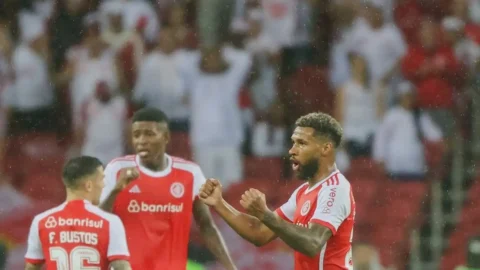 Inter abre Brasileirão com vitória de virada sobre o Bahia por 2 a 1