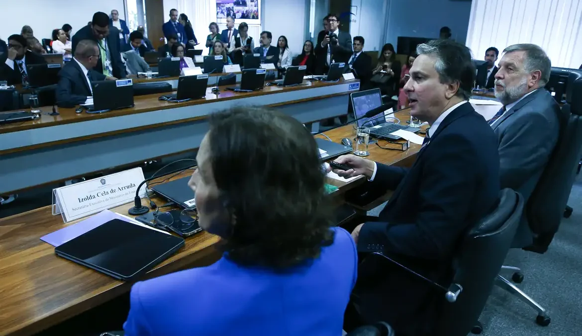 Governo deve apresentar nova proposta para servidores da Educação 1 Camilo Santana falou sobre a greve dos servidores de universidades e institutos federais em reunião da Comissão de Educação do Senado