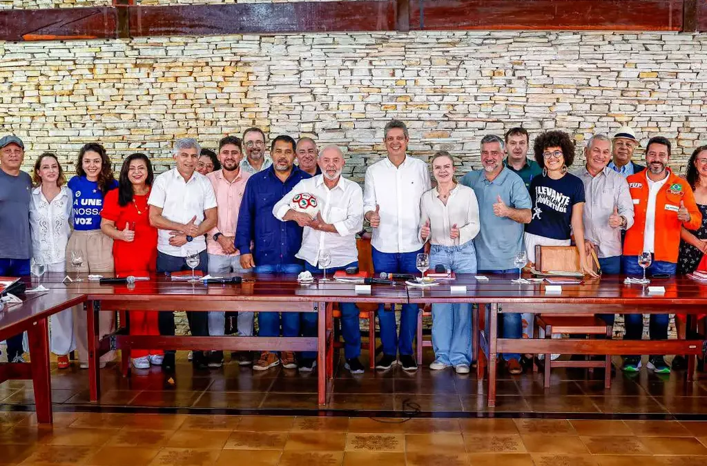 Presidente Lula ouve pautas de sindicatos em reunião neste sábado 1 O presidente Luiz Inácio Lula da Silva se reuniu na manhã deste sábado (6) com representantes de centrais sindicais e movimentos sociais
