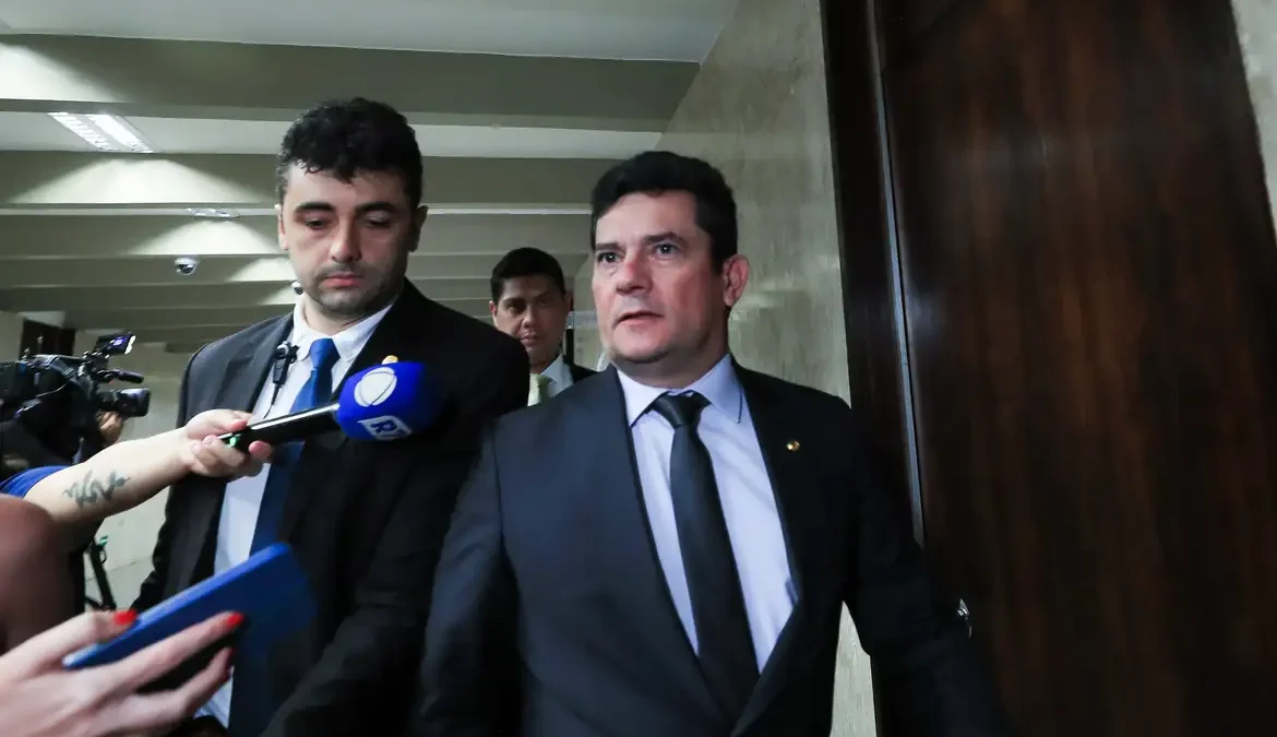 Desembargador pede vista e suspende julgamento de Moro 1 O julgamento foi interrompido pelo pedido de vista (mais tempo para analisar o caso) do desembargador Julio Jacob Junior