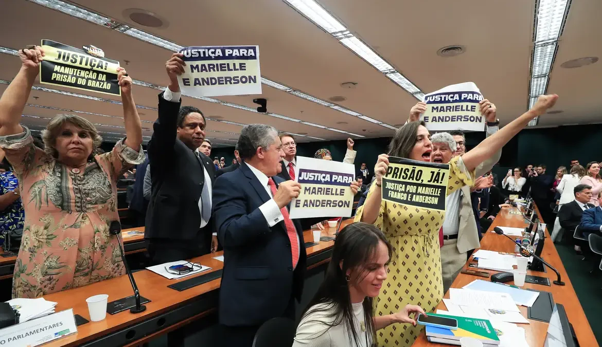 CCJ da Câmara aprova prisão de Chiquinho Brazão; plenário vai votar 1 Por 39 votos a 25, a CCJ da Câmara dos Deputados aprovou a manutenção da prisão do deputado Chiquinho Brazão