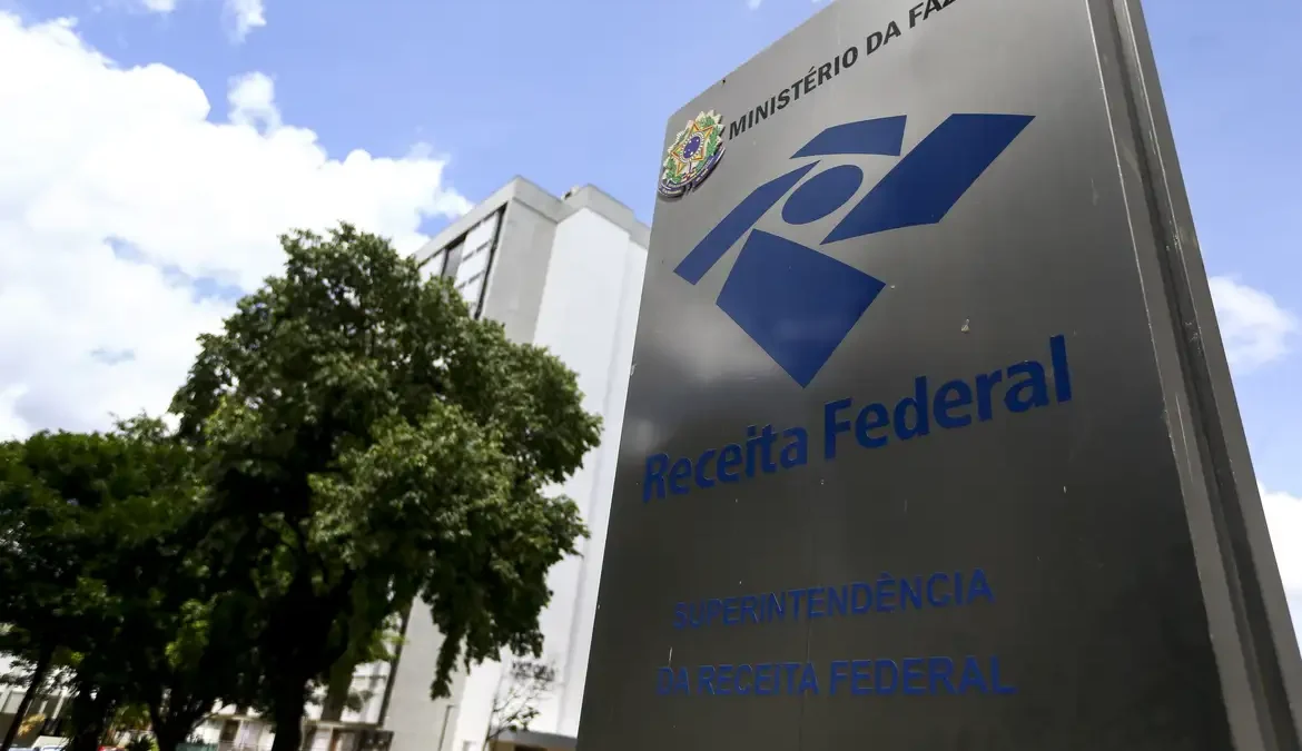 Autuações da Receita Federal sobem 65% em 2023 e somam R$ 225,5 bi 1 As autuações promovidas pela Receita Federal bateram recorde e somaram R$ 225,5 bilhões em 2023