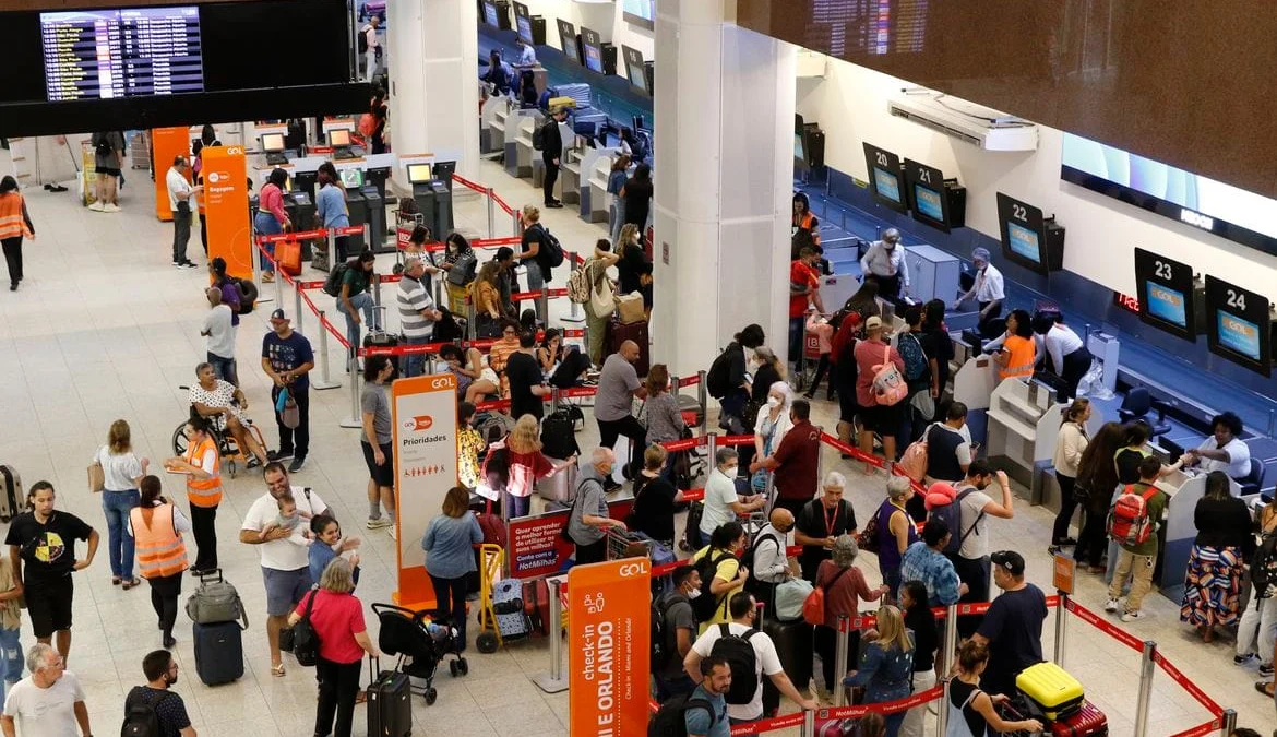 Programa de passagens aéreas acessíveis deve sair nas próximas semanas 1 O programa Voa Brasil, que irá garantir o acesso a passagens aéreas com tarifas mais acessíveis