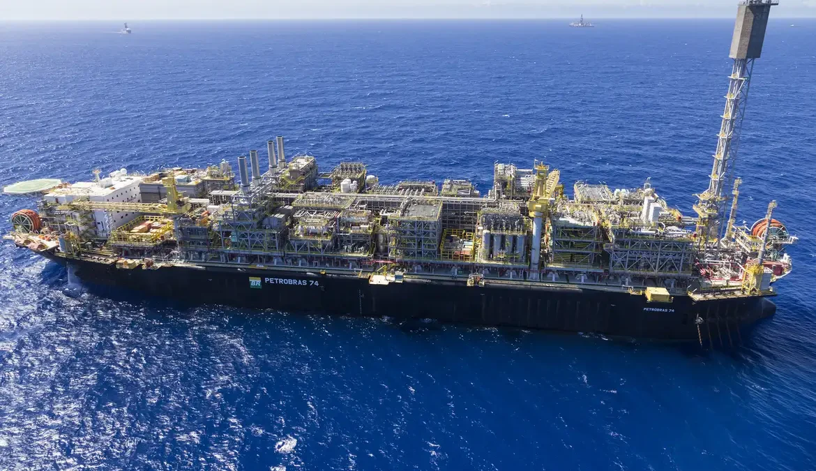 Campo de Búzios atinge marca de 1 bilhão de barris de petróleo 1 O Campo de Búzios, na Bacia de Santos, atingiu no fim de março a marca de 1 bilhão de barris de petróleo produzidos