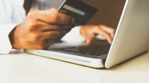Juros do cartão de crédito caem em fevereiro