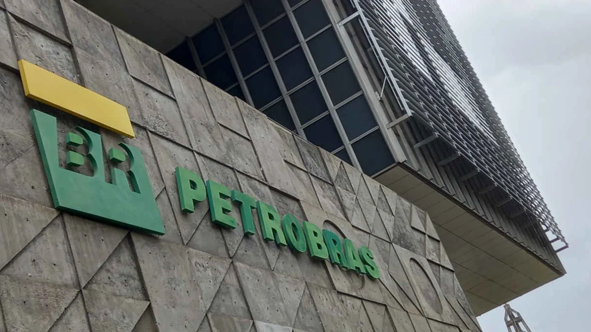 Petrobras entrará com recurso contra suspensão de conselheiro 1 A Petrobras informou, em nota divulgada nessa quinta-feira (11) à noite, que entrará com recurso contra a suspensão do conselheiro Pietro