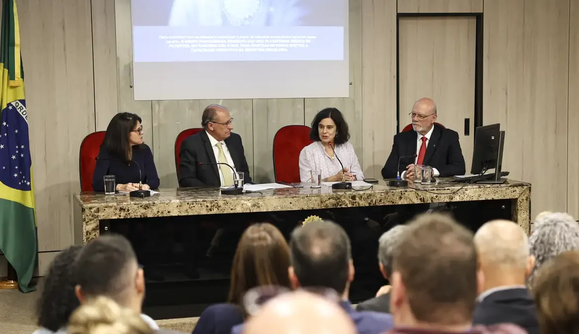 Plataforma reúne dados sobre pedidos de patentes do setor farmacêutico 1 O segmento da Saúde é considerado estratégico para o crescimento do complexo industrial do Brasil
