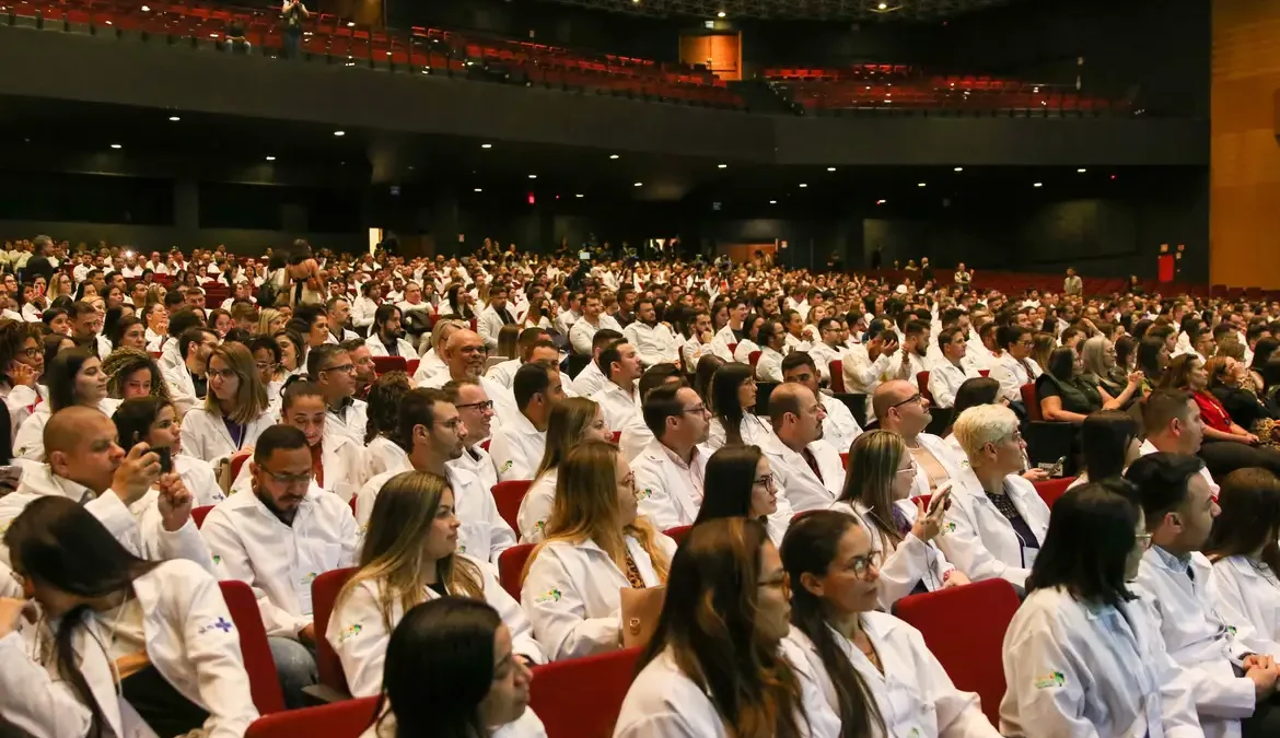 Brasil tem 575.930 médicos ativos: 2,81 por 100 mil habitantes 1 Os dados fazem parte da Demografia Médica 2024, divulgada nesta segunda-feira (8) pelo Conselho Federal de Medicina (CFM)