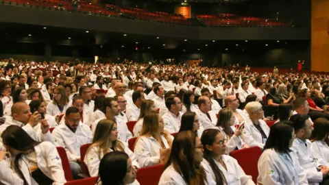 Brasil tem 575.930 médicos ativos: 2,81 por 100 mil habitantes