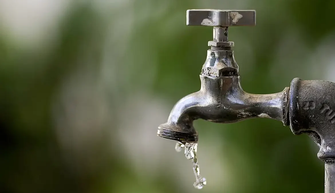 Força-tarefa define ação para normalizar abastecimento de água no Rio 1 Cedae já instalou barreira num canal onde foi constatada a contaminação, o que reduziu o índice de tolueno na água