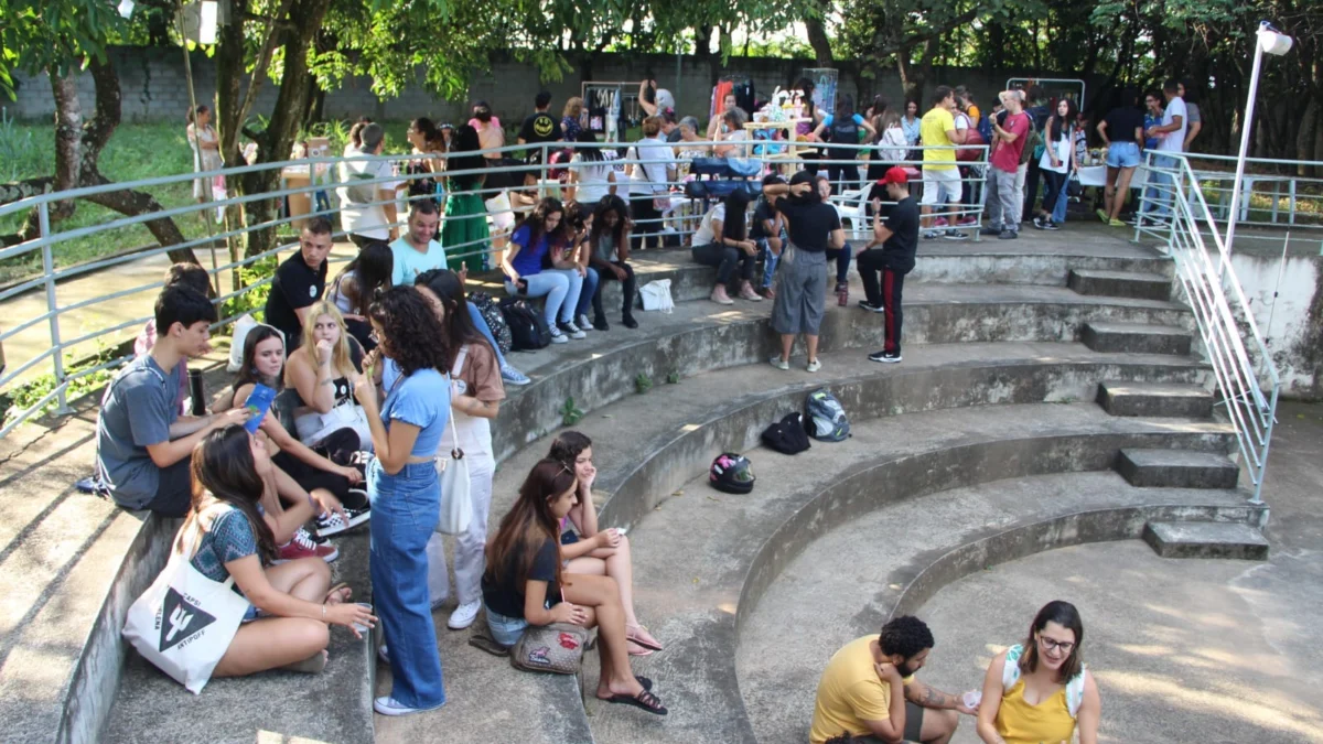 O Peaes concede auxílios financeiros aos estudantes de graduação de baixa renda que estejam matriculados em cursos presenciais e