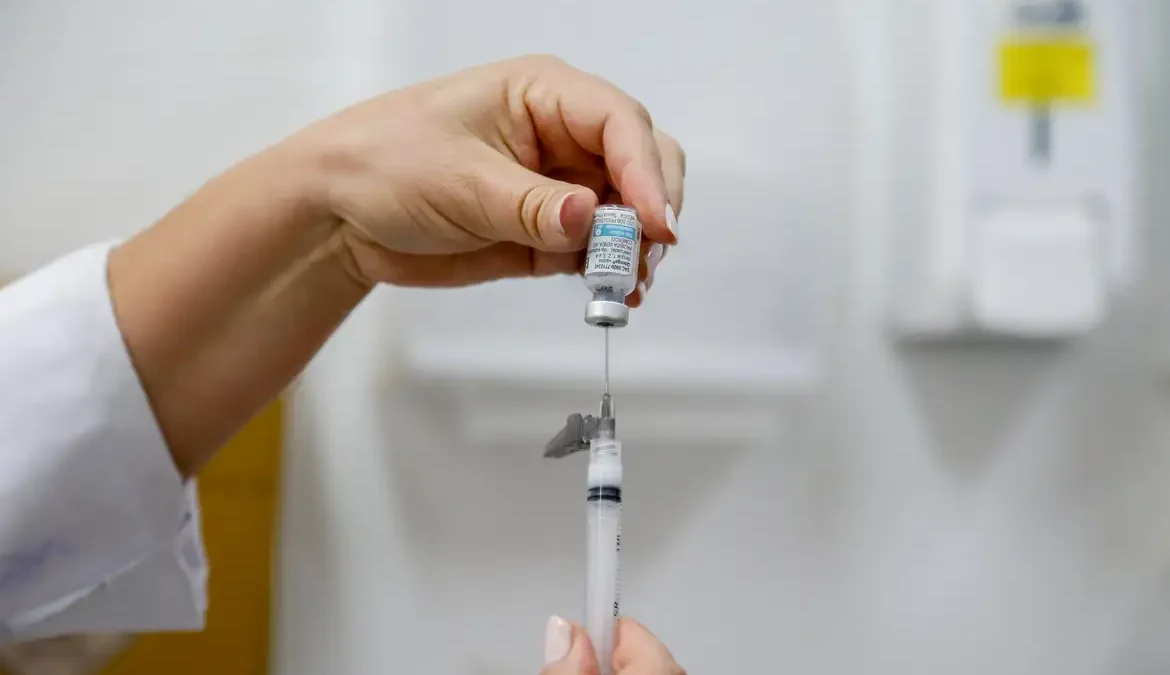 Opas destaca controle do número de mortes por dengue no Brasil 1 Apesar de já ter alcançado em 2024 quase o dobro da quantidade de casos de todo o ano passado, houve uma redução proporcional no registro