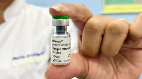 Ministra cita negacionismo ao comentar baixa adesão à vacina da dengue