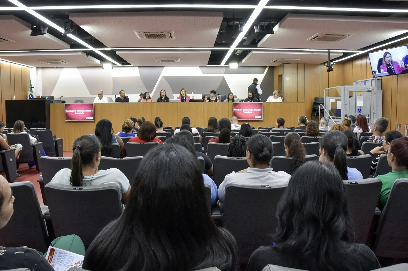 Terceirizados da educação em Betim relatam abusos por parte do IDDS