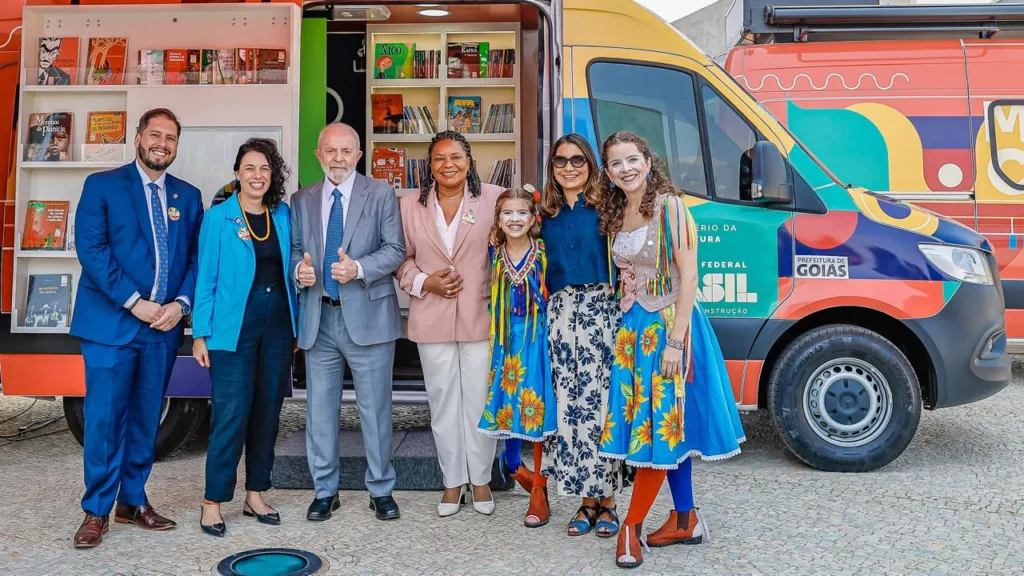 Lula conhece vans do MovCEU, que promovem cultura para além dos grandes centros 2 image 198