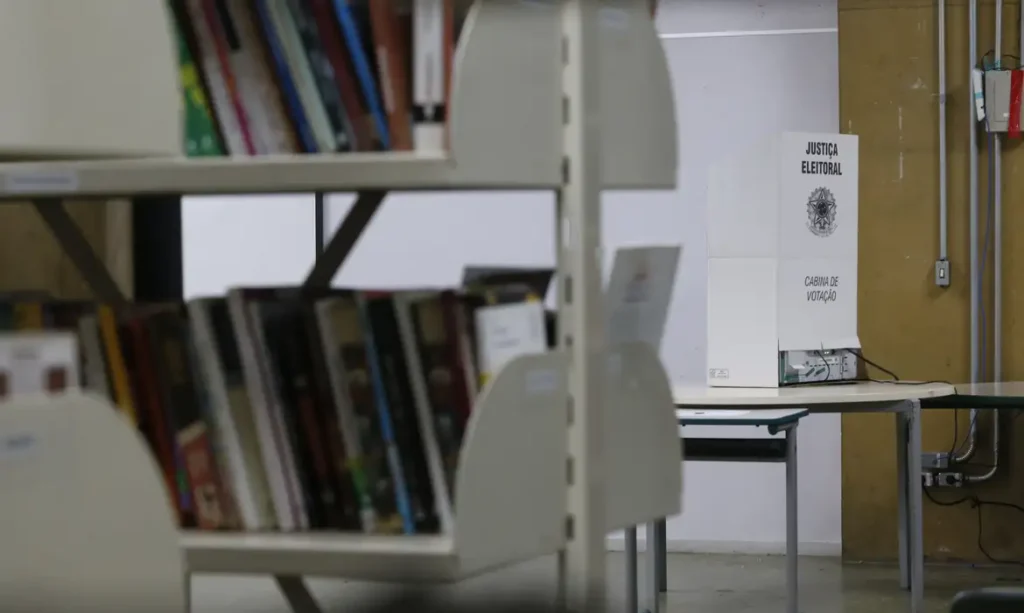 A abstenção dos eleitores no segundo turno das eleições municipais ficou próxima do patamar registrado durante as restrições provocadas