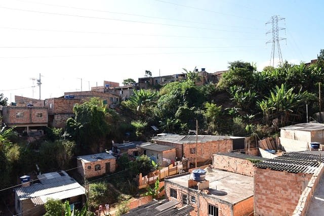 A regularização fundiária e a destinação de recursos para construção de moradias são temas centrais na política de habitação do Estado