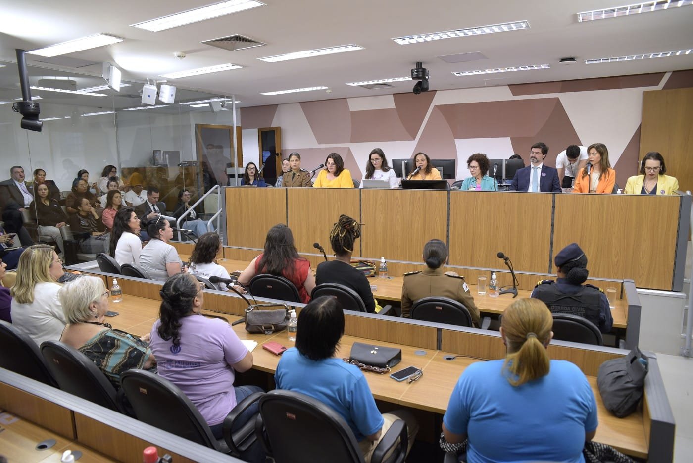 A cada 6 horas uma mulher morre vítima de feminicídio no Brasil