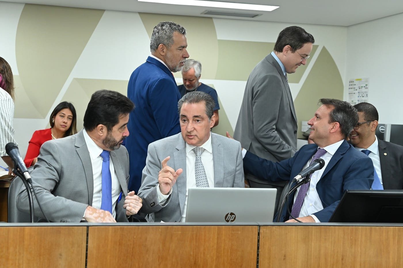 Comissão de Constituição e Justiça analisou proposições em reunião na manhã desta terça-feira (26)