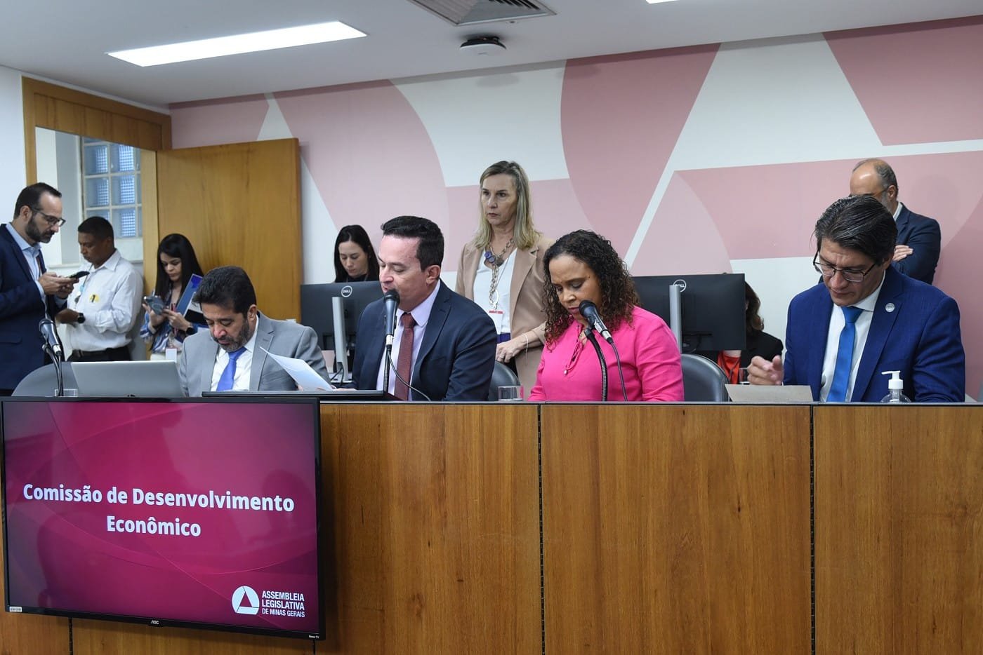 Comissão de Desenvolvimento Econômico emitiu parecer favorável a projeto em reunião desta terça-feira (26)