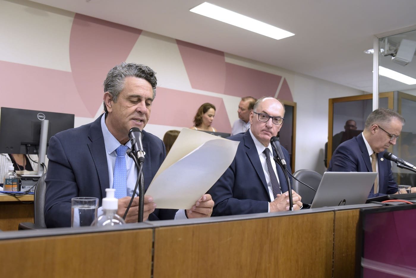 Os dois relatores dos projetos concordaram com mudanças nos textos originais