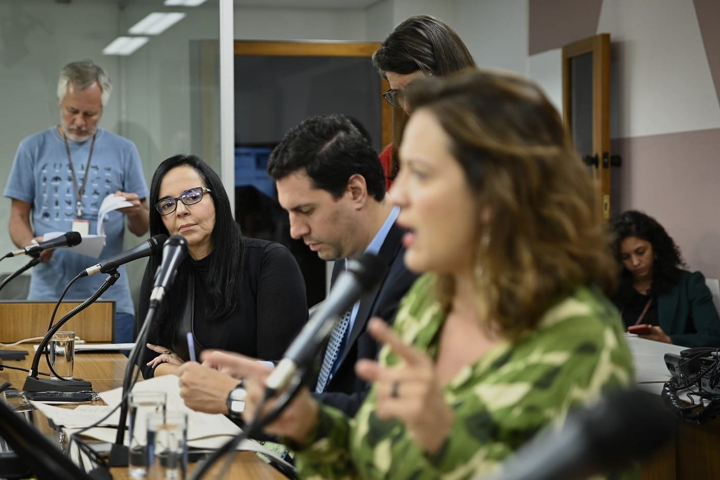 A deputada Ione Pinheiro (de preto) foi a relatora dos dois projetos e apresentou alterações em ambos os textos originais