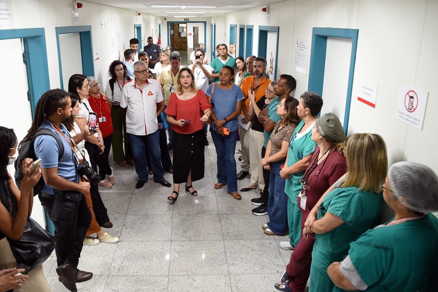 Servidores do Hospital do Ipsemg temem impactos de terceirização do serviço de radiologia 1 Deputada Beatriz Cerqueira (de vermelho) escutou servidores e visitou instalações do setor de radiologia do Hospital do Ipsemg