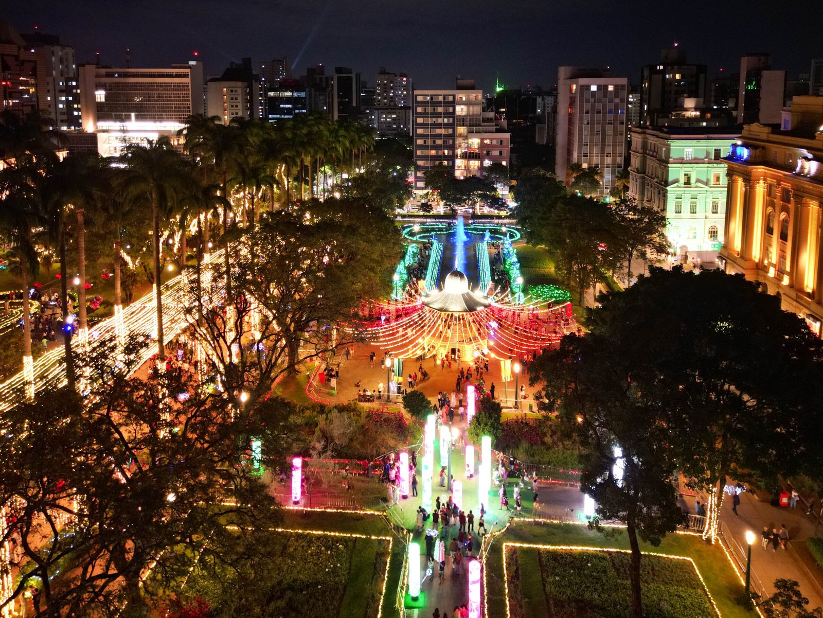 No projeto de iluminação de Natal deste ano, o público é convidado a vivenciar uma experiência sensorial única, por meio de um espetáculo