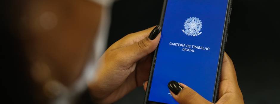 Minas mantém saldo positivo de empregos e está mais perto de superar meta de 1 milhão de vagas com carteira assinada 1 Pelo décimo mês consecutivo, Minas Gerais mantém saldo positivo na geração de empregos com carteira assinada