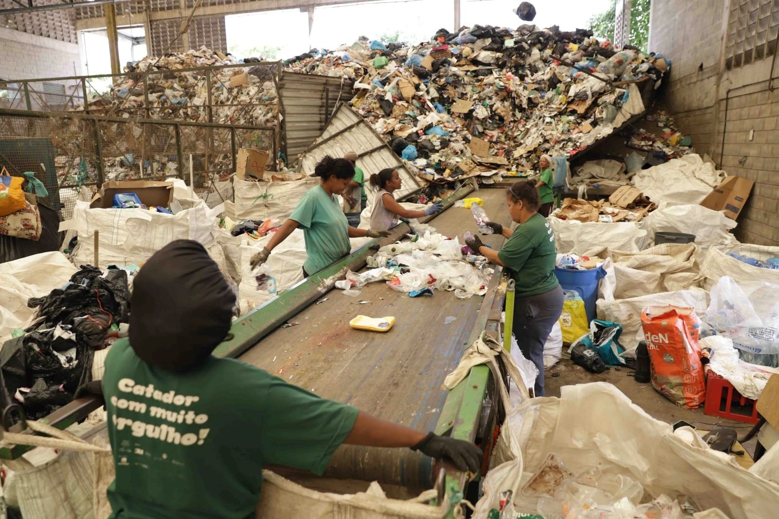 Governo de Minas realiza novo repasse do Bolsa Reciclagem a cooperativas de catadores de materiais recicláveis