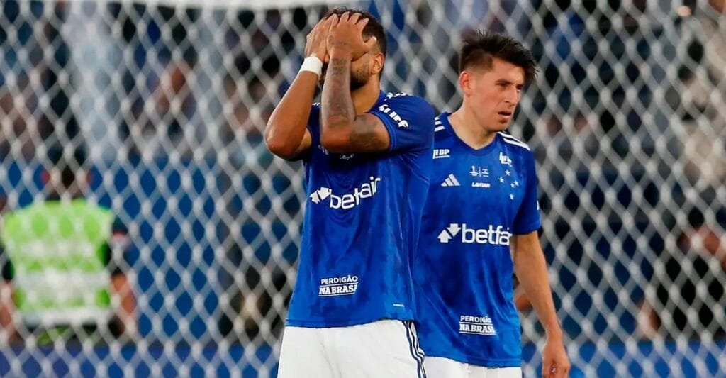 O Cruzeiro adiou o sonho de levar o inédito título da Copa Sul-Americana ao ser superado pelo Racing (Argentina), por 3 a 1, na final única