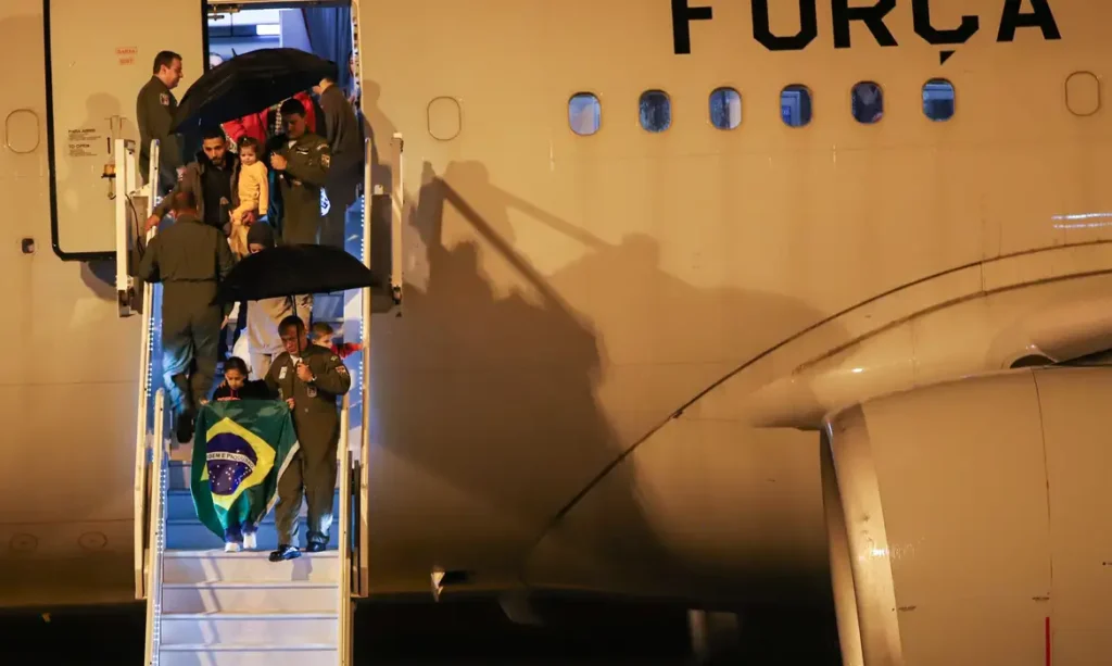O 12º voo da Operação Raízes do Cedro, montada pelo governo federal para repatriar brasileiros e familiares da zona de conflito no Líbano