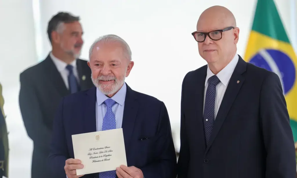 O presidente Luiz Inácio Lula da Silva recebeu nesta quinta-feira (14) as credenciais de oito novos embaixadores no Brasil
