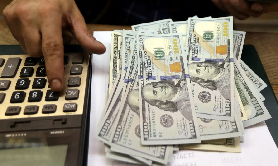 Dólar sobe para R$ 6,09 e bate recorde nominal de cotação 1 Apesar de sucessivas intervenções do Banco Central (BC), o dólar fechou em forte alta e aproximou-se de R$ 6,10