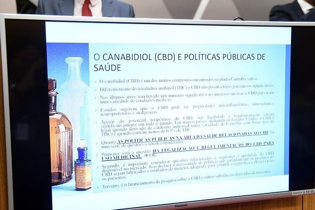 Audiência debate os dez anos da Associação de Pacientes de Cannabis 1 Parlamentares entendem que regulamentação da “cannabis” medicinal assegura a inúmeros pacientes uma vida com mais qualidade e dignidade –