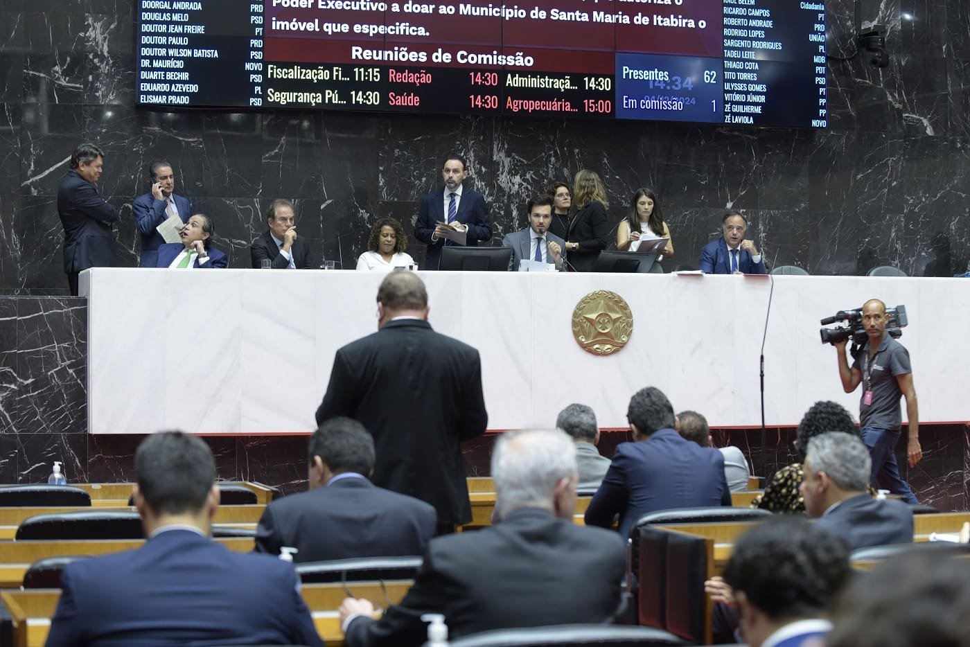 Projeto que cancela redução de abono de férias de militares também foi apreciado
